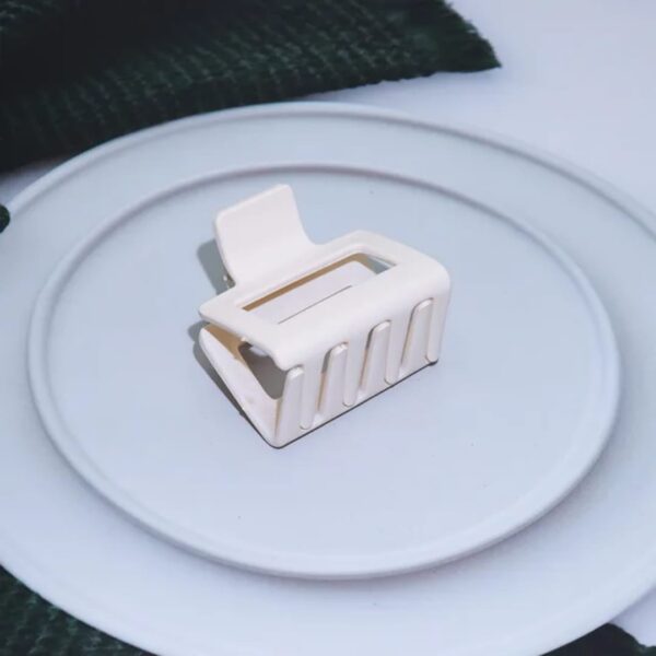 Honey matte small hairclaw - Image 5