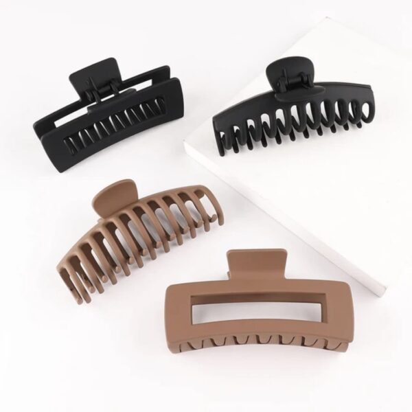 Solid earth color claw